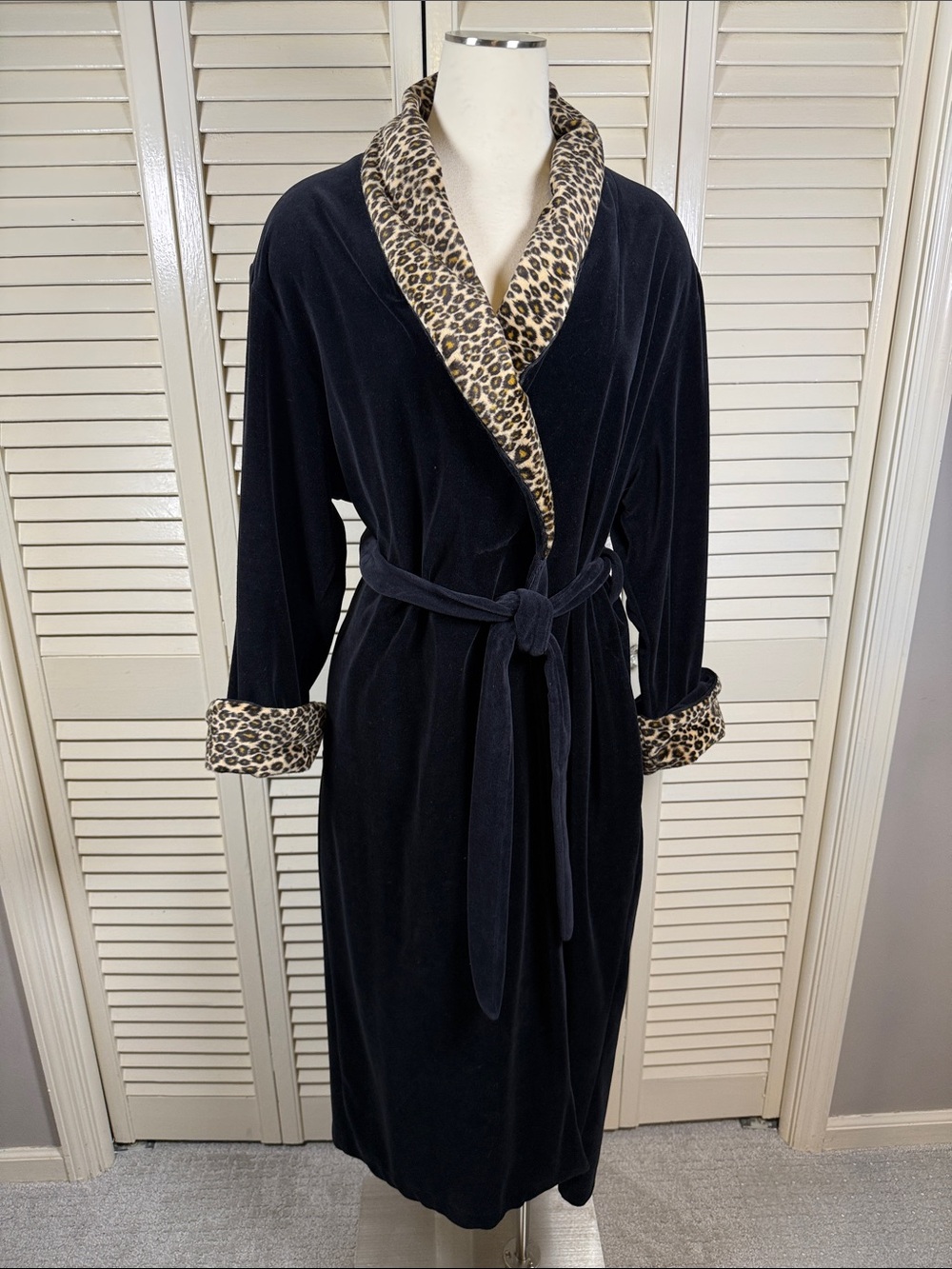 Josie by Natori Black Velvet Leopard Trim Long Wrap Robe Medium